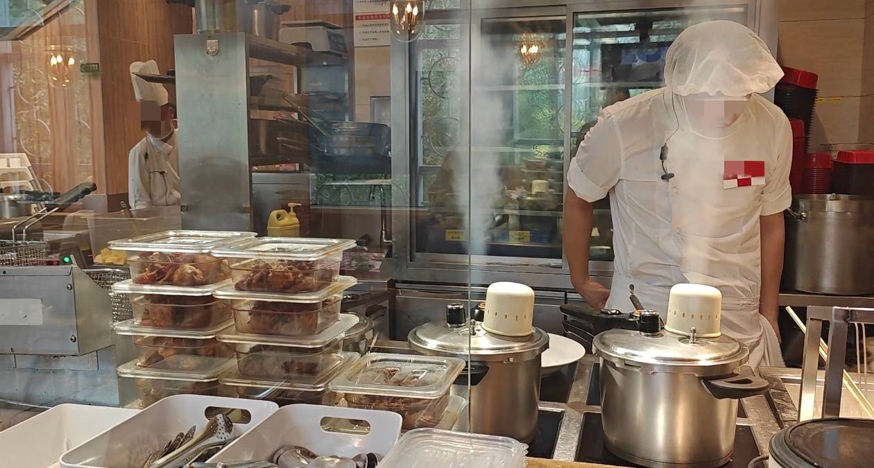 白俄罗斯超级联赛_西贝员工用漏勺疏通厨房下水道引质疑白俄罗斯超级联赛,锅里有个相似漏勺,客服:工具选用和操作不规范