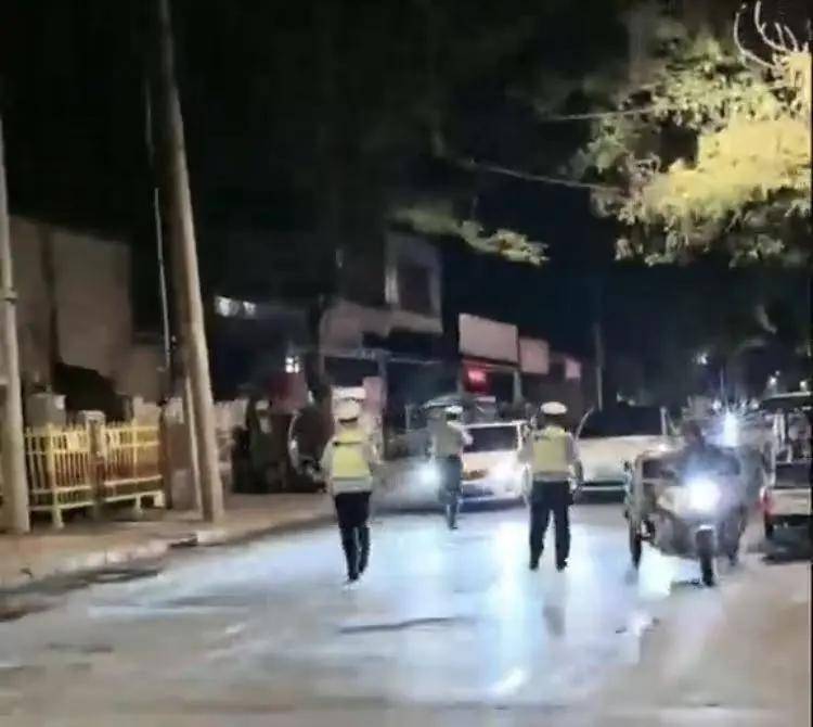 皇冠信用盘怎么申请_河北一汽车在查酒驾时强行倒车逃离皇冠信用盘怎么申请,撞上三轮和特斯拉,当地警方:正在追查