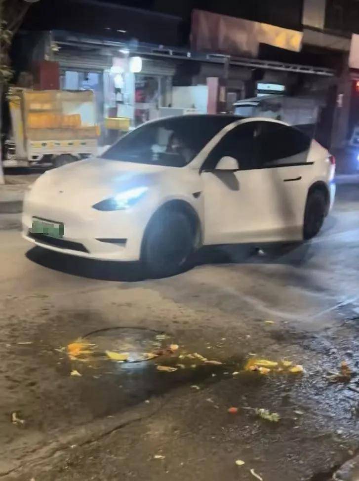 皇冠信用盘怎么申请_河北一汽车在查酒驾时强行倒车逃离皇冠信用盘怎么申请,撞上三轮和特斯拉,当地警方:正在追查