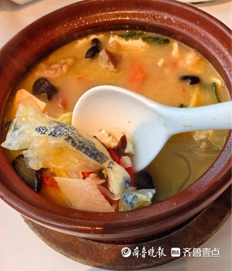 皇冠皇冠足球平台_北京一知名烤鸭店菜里吃出塑料袋皇冠皇冠足球平台,门店:系分料包不慎掉入,非预制菜