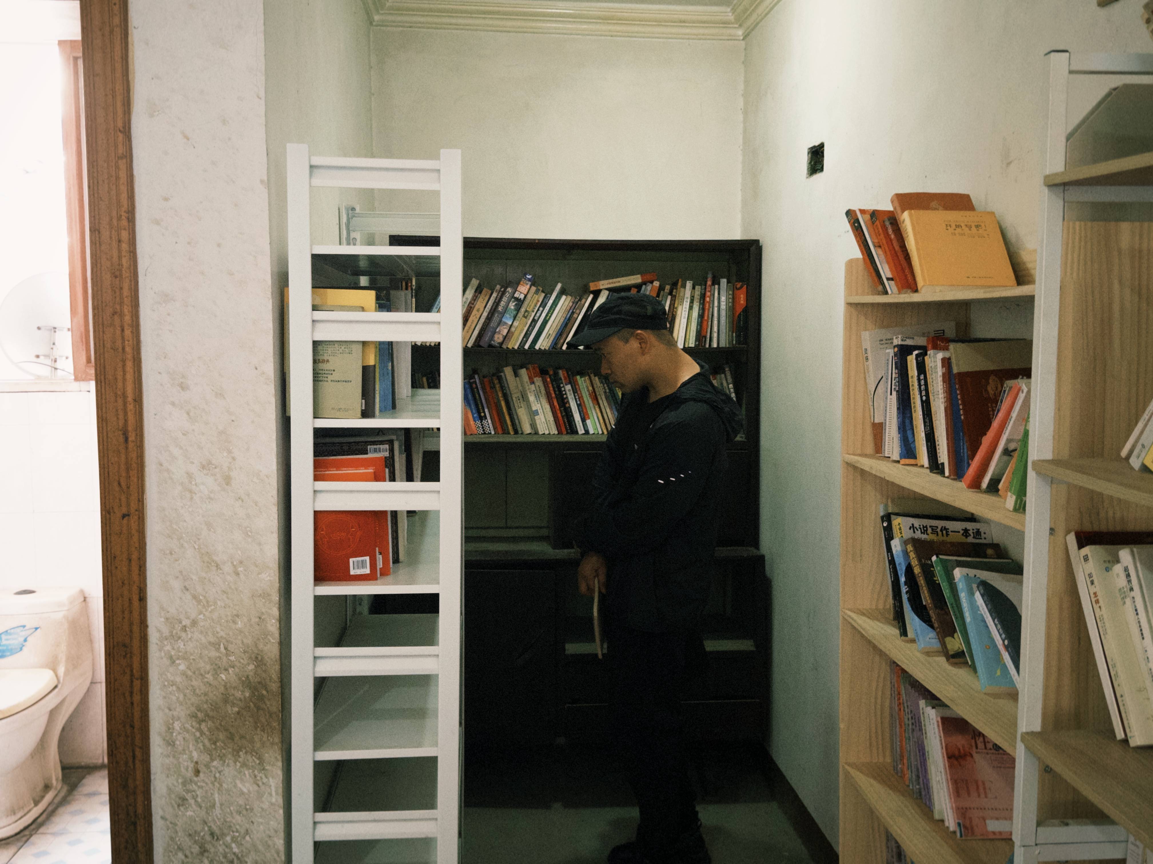 皇冠皇冠信用网代理_七旬母亲卖掉儿子3万斤藏书 称读书害了皇冠皇冠信用网代理他