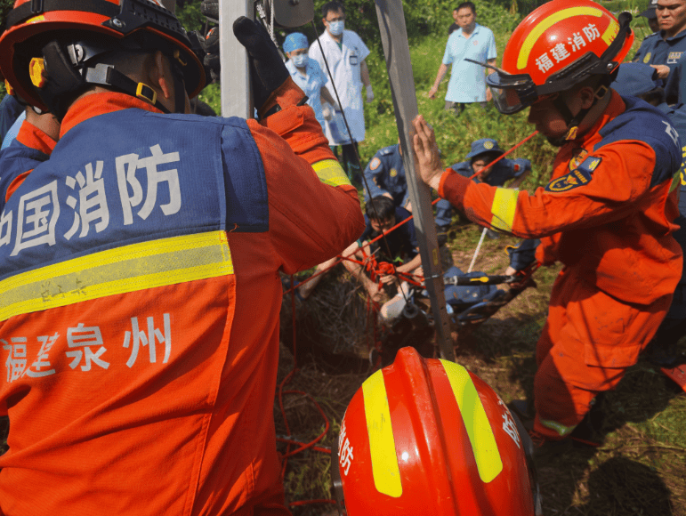 皇冠会员如何申请_多条蛇缠身皇冠会员如何申请,女子被咬了也不敢动!深井内苦撑54小时后……
