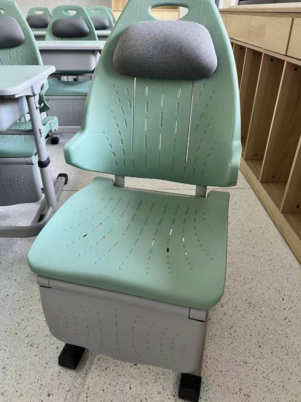 皇冠信用网会员开户_一下蹿高5厘米皇冠信用网会员开户,杭州初二男生开学喊背疼!妈妈意外发现:竟和课桌椅有关