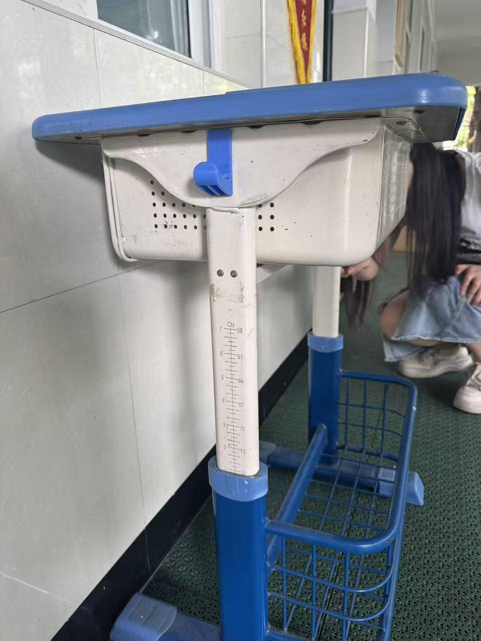 皇冠信用网会员开户_一下蹿高5厘米皇冠信用网会员开户,杭州初二男生开学喊背疼!妈妈意外发现:竟和课桌椅有关