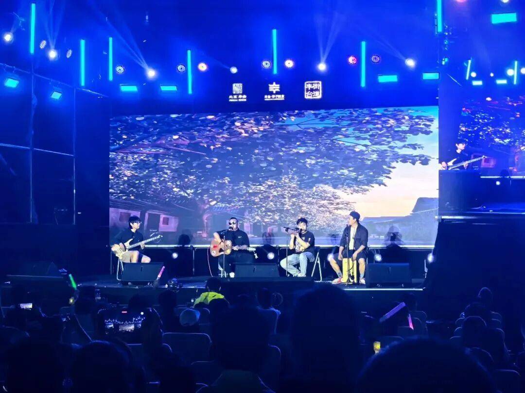 皇冠足球平台代理_2025丰台·学子回家 | “洋学子”邂逅丰台“烟火气”皇冠足球平台代理!丰台群众音乐盛典暨学子回家圆梦音乐会激活城市青春活力——