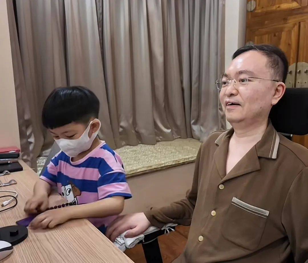 皇冠信用網_与渐冻症抗争6年皇冠信用網,妻子透露蔡磊近况:他已完全丧失语言能力,仅能吃流食