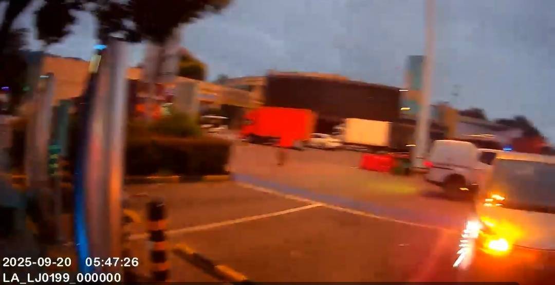 皇冠皇冠信用平台_这是高速啊!新能源汽车突然没电皇冠皇冠信用平台,司机蛮力推行2公里…