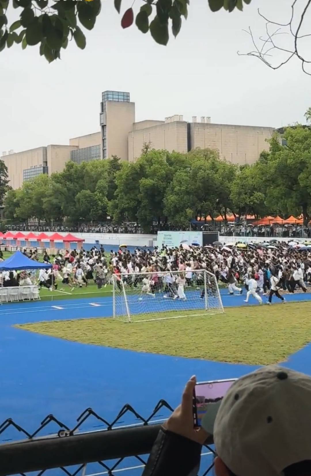 皇冠会员如何申请_成都市在西南大学招聘数百名教师皇冠会员如何申请,考生跑步进场引热议,校方:活动时间短,多面会匆忙