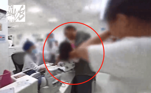 皇冠信用网代理登3_事发上海晚高峰!汹涌车流中皇冠信用网代理登3,一男子绝望跳车,直奔民警而去……