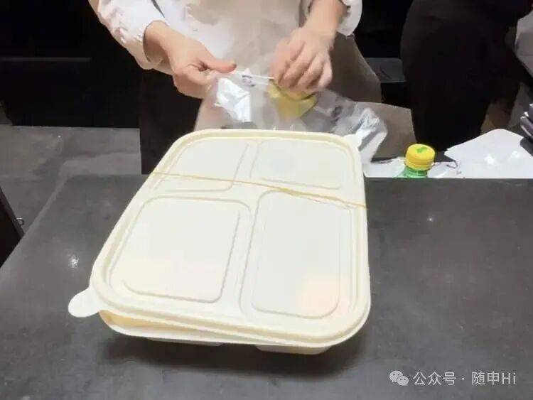 皇冠信用网怎么弄_上海五星级酒店皇冠信用网怎么弄,突然大排长龙!25元装满满一盒,菜品可自选,市民直呼划算