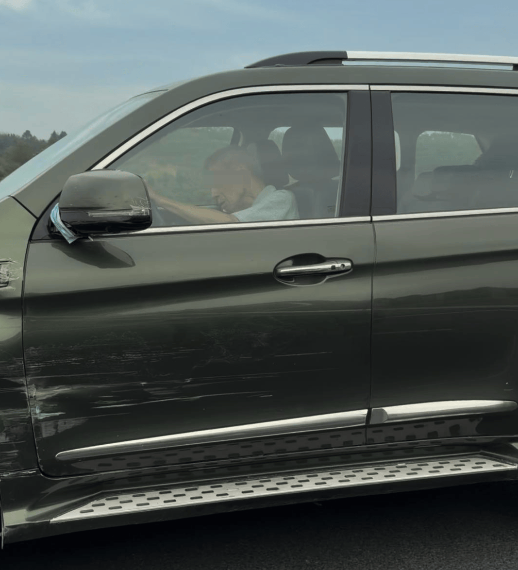 如何注册皇冠足球代理_“司机像没意识了一样!”男子称SUV在高速上慢行、撞上石墩也不停如何注册皇冠足球代理,交警:司机目前无生命危险