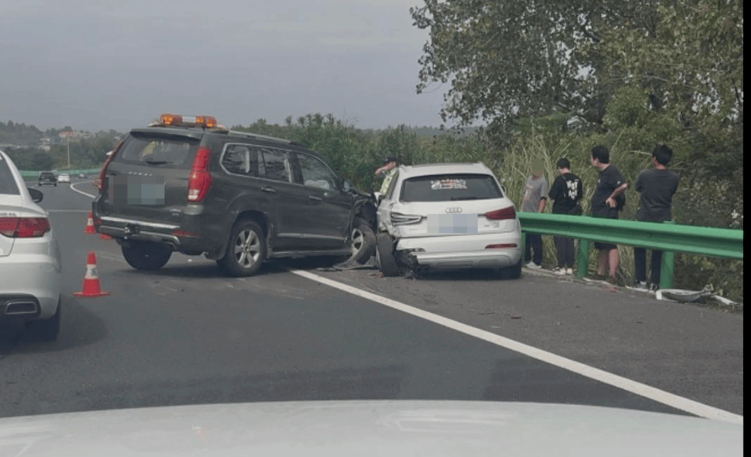 如何注册皇冠足球代理_“司机像没意识了一样!”男子称SUV在高速上慢行、撞上石墩也不停如何注册皇冠足球代理,交警:司机目前无生命危险