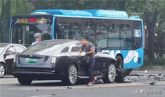 皇冠信用网如何申请_知名车评人陈震开劳斯莱斯发生车祸?交警:事故发生在下午3时许皇冠信用网如何申请,正处理中