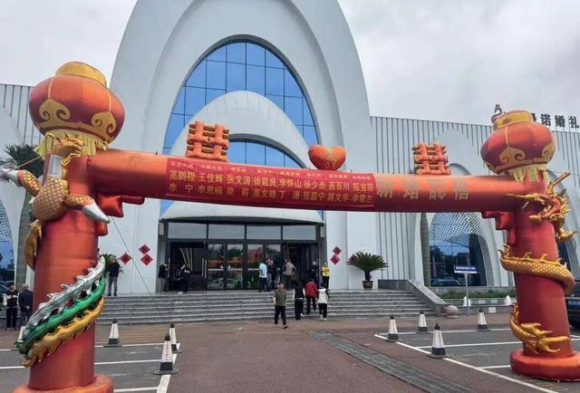 皇冠足球平台在哪里注册_山东一酒店一天办8场婚礼皇冠足球平台在哪里注册,新人共用一个充气拱门,酒店称免费提供:大家都想放前面,顺序不好协调