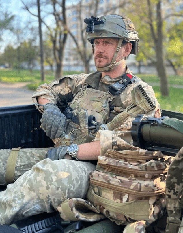 皇冠信用网站_乌军一英国雇佣兵返乡后开枪自杀:年仅40岁皇冠信用网站,曾在前线失去左腿