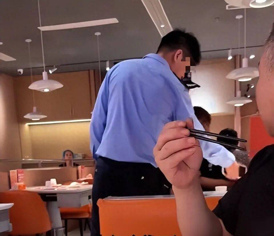 皇冠信用網会员开户_小伙和女友餐厅吃饭皇冠信用網会员开户,被民警赶来戴铐带走;警方回应:其女友与一离家女孩“撞脸”,错抓已道歉