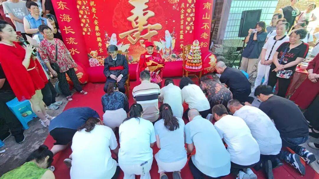 皇冠信用網出租代理_重庆103岁哥哥参加100岁弟弟生日宴皇冠信用網出租代理,家人:他俩粗茶淡饭从不挑食,家族有长寿基因