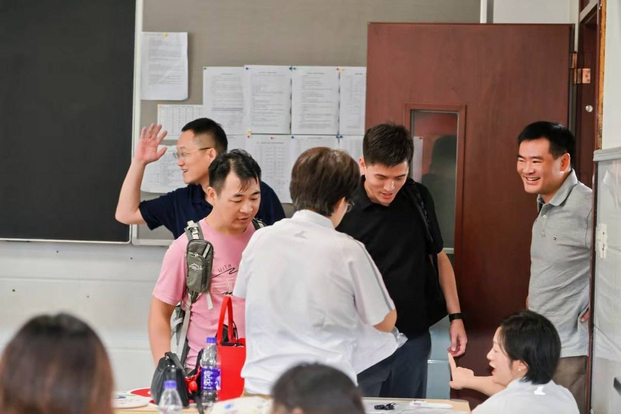 皇冠2登录welcome_那个让老师骄傲的“调皮”班级!30年同学聚会皇冠2登录welcome,还伴有一封来自贵州的感谢信