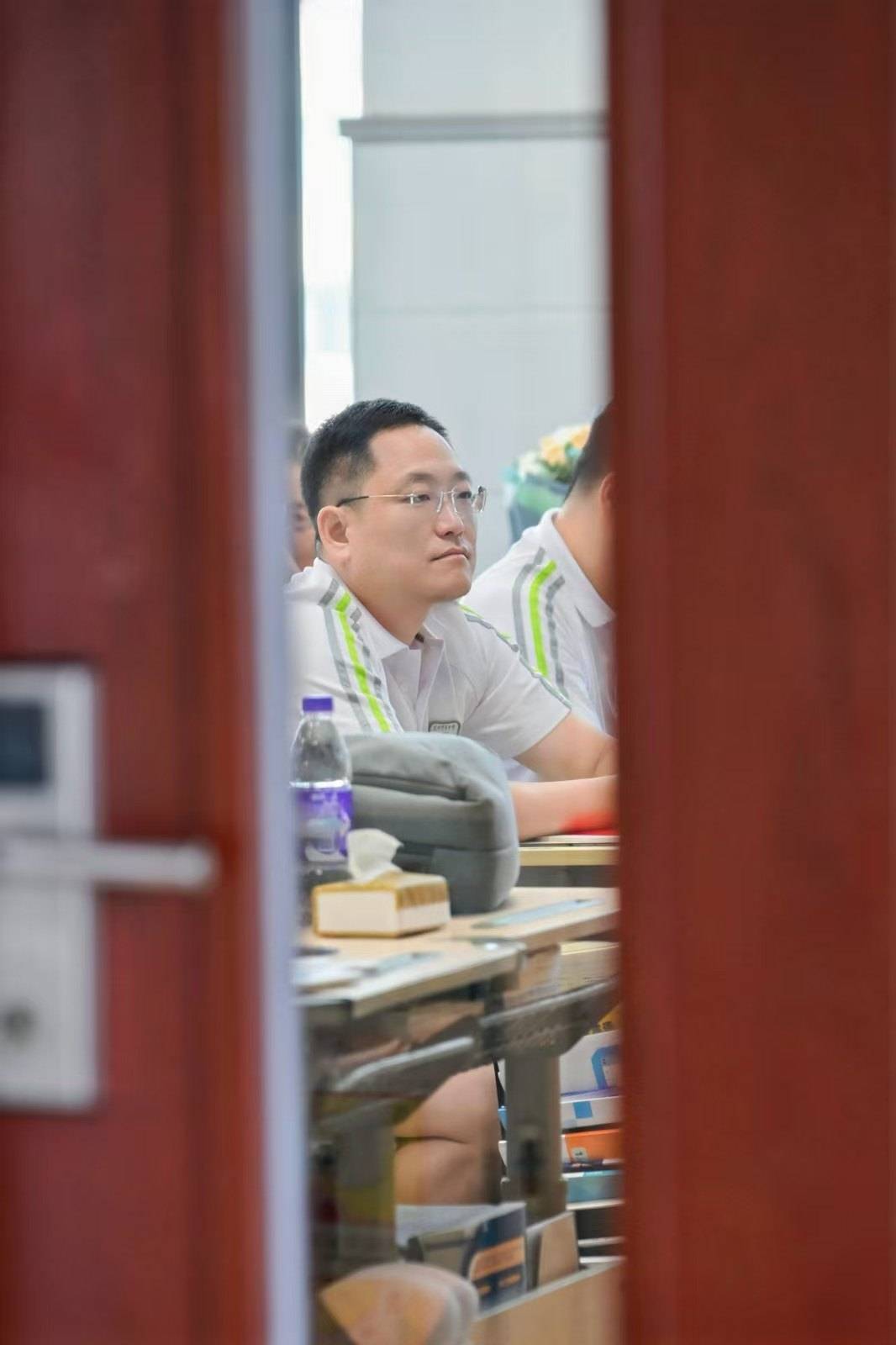 皇冠2登录welcome_那个让老师骄傲的“调皮”班级!30年同学聚会皇冠2登录welcome,还伴有一封来自贵州的感谢信