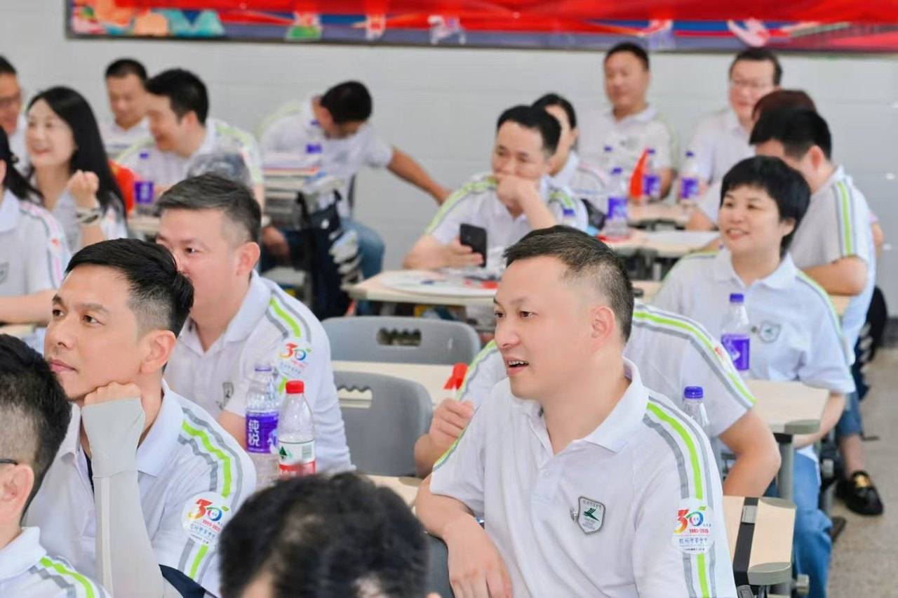 皇冠2登录welcome_那个让老师骄傲的“调皮”班级!30年同学聚会皇冠2登录welcome,还伴有一封来自贵州的感谢信