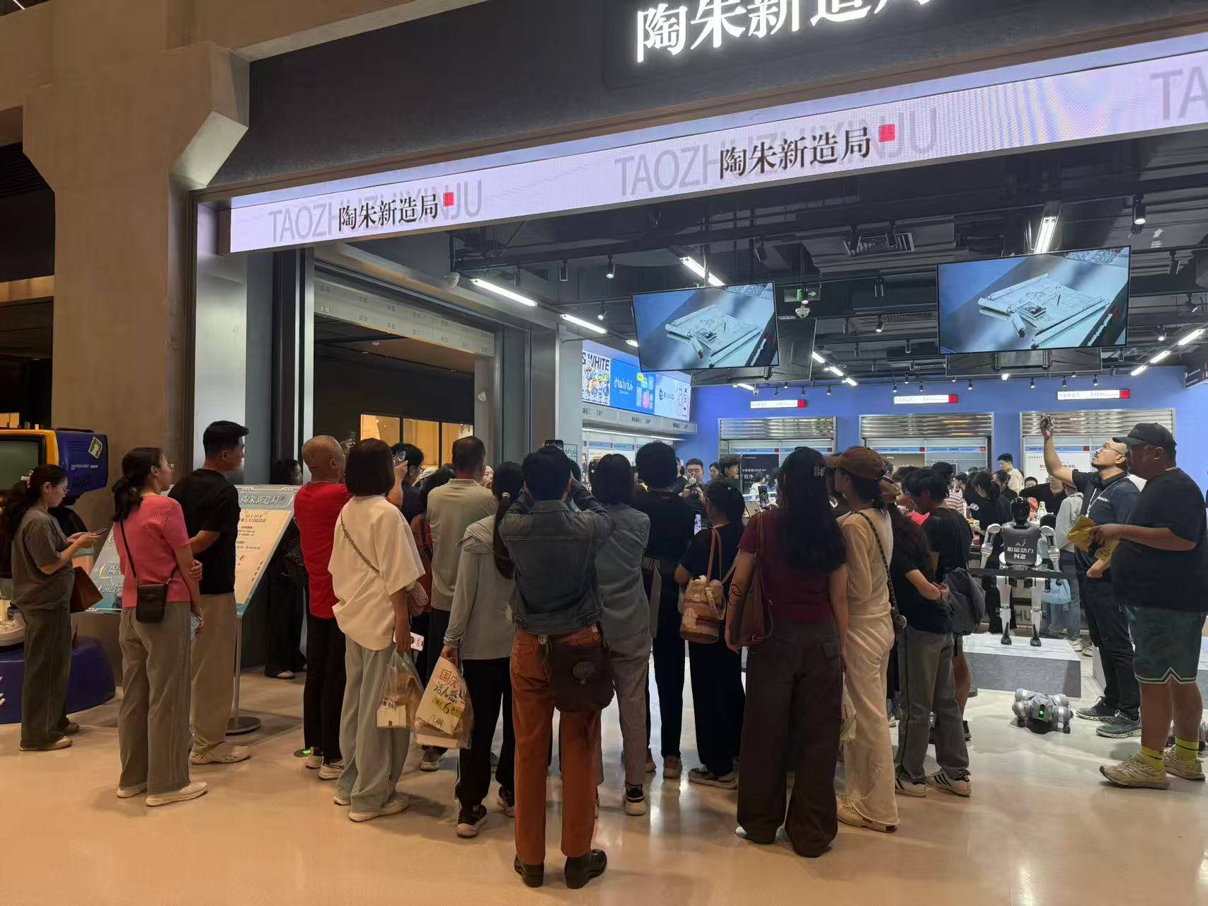 皇冠信用登2代理_实探假期机器人科技体验店:既赚“人气儿”也卖“钱”