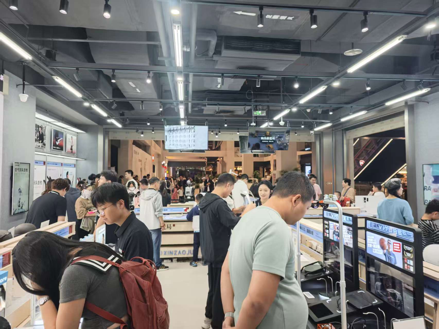 皇冠信用登2代理_实探假期机器人科技体验店:既赚“人气儿”也卖“钱”