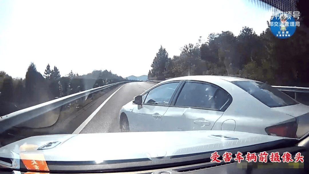 皇冠信用网在线注册_“我撒谎天打雷劈!”男子高速突然强行变道致翻车皇冠信用网在线注册,反诬赖对方