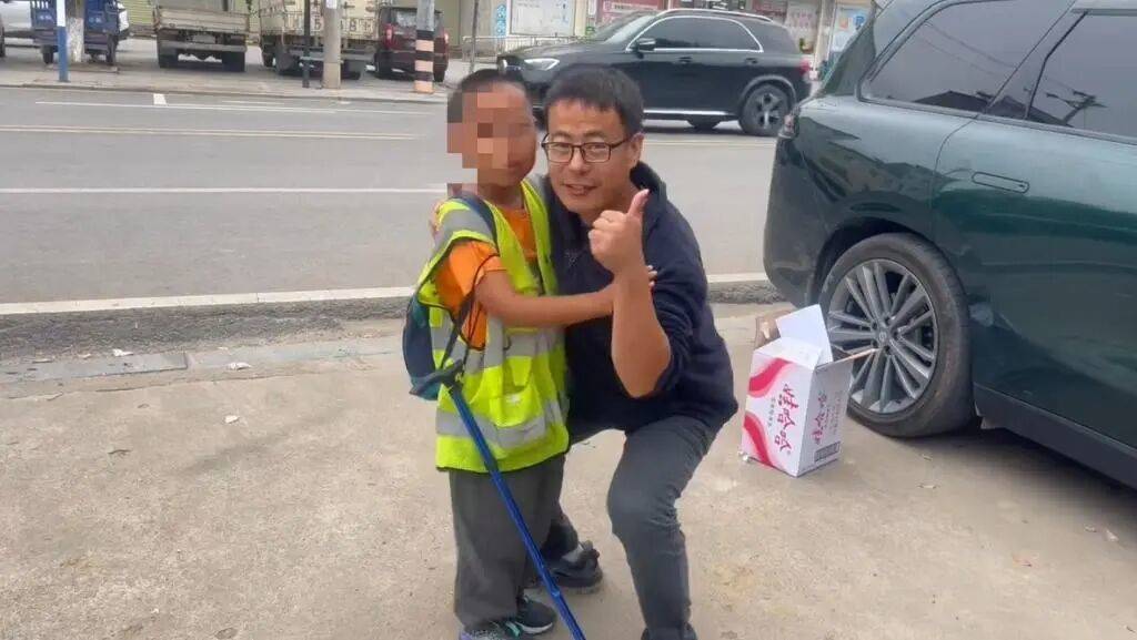 皇冠官网_湖北一男子辞掉月薪2万元工作皇冠官网,带9岁儿子徒步千里,计划60天走到山东……原因让人泪目