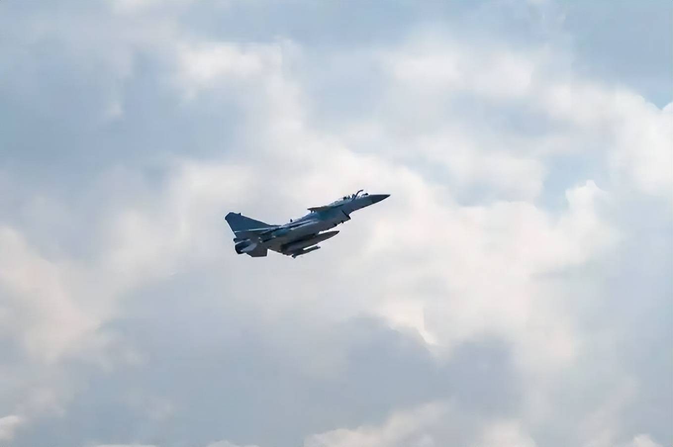 皇冠信用网如何申请
_中国歼-10C机群飞越红海皇冠信用网如何申请
,西方雷达竟毫无反应!印尼马上宣布采购42架