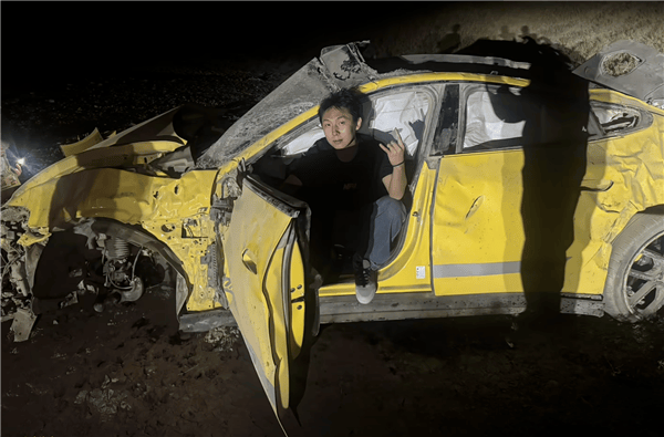 皇冠信用網在线开户
_新疆一小米SU7 Ultra飞坡10多米翻滚多圈!车主发文:门能开皇冠信用網在线开户
,没起火