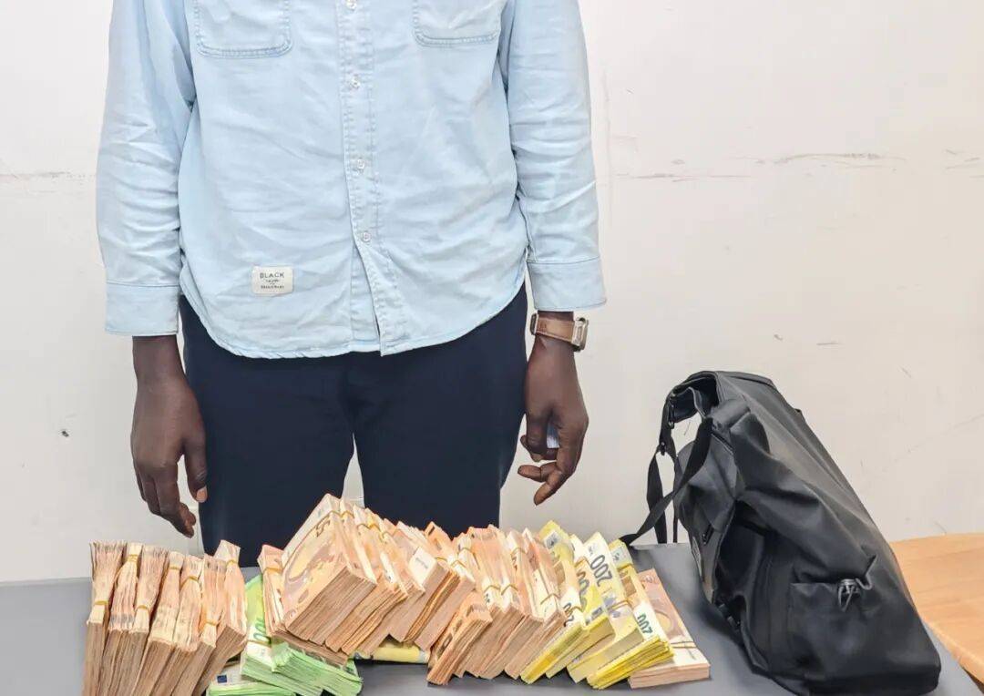 登3代理
_成捆的欧元现金就放在背包里装着登3代理
,折合人民币超186万元,旅客入境时被广州海关查获