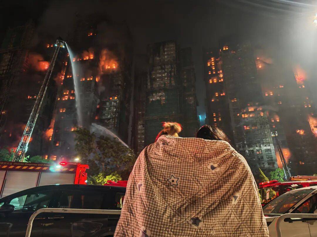 皇冠网址
_香港大埔火灾已造成44人遇难!3人以涉嫌误杀罪被拘捕皇冠网址
,警方:不排除发泡胶是火势迅速蔓延原因;大埔区多所学校停课,临时庇护中心开放