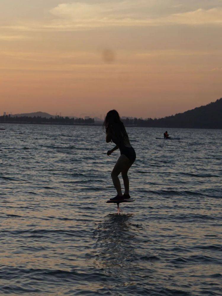 世界杯皇冠平台
_武汉姑娘“水上漂”走红世界杯皇冠平台
,网友:哪里来的女侠?