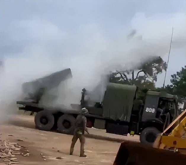 丹麦超级联赛_柬埔寨出动PHL-03型300毫米远火丹麦超级联赛,3发火箭弹准确命中泰军据点?