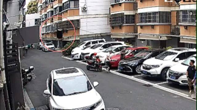 皇冠信用盘账号开通
_砰!浙江女子刚坐进车里皇冠信用盘账号开通
,一把菜刀砸在眼前,随后剪刀又飞来