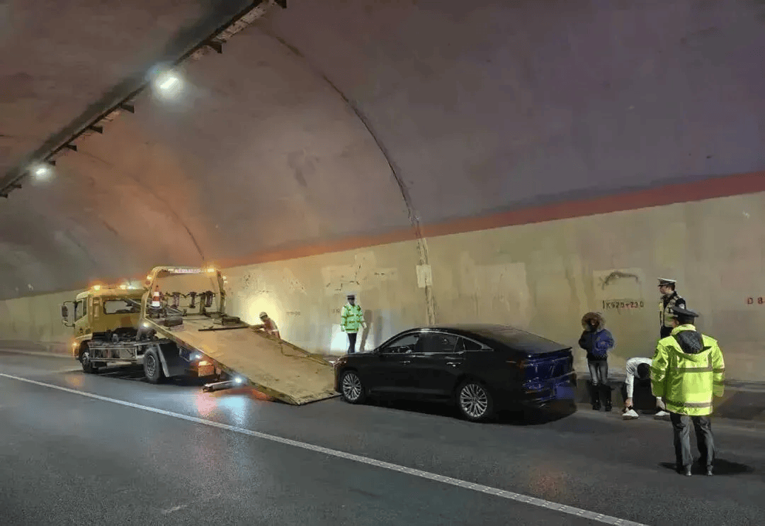 克拉斯诺达尔 vs 阿克伦
_高速上刹车失灵!小轿车时速115狂奔490公里克拉斯诺达尔 vs 阿克伦
,司机4个半小时高度紧张,下车后浑身发抖无法说话